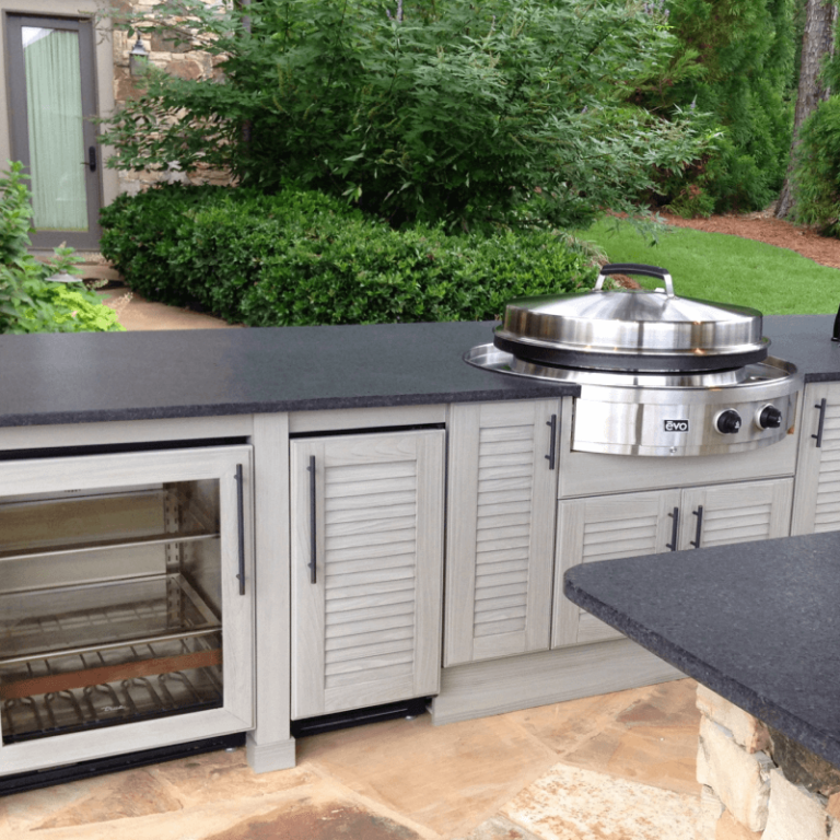 Modern Outdoor Kitchen